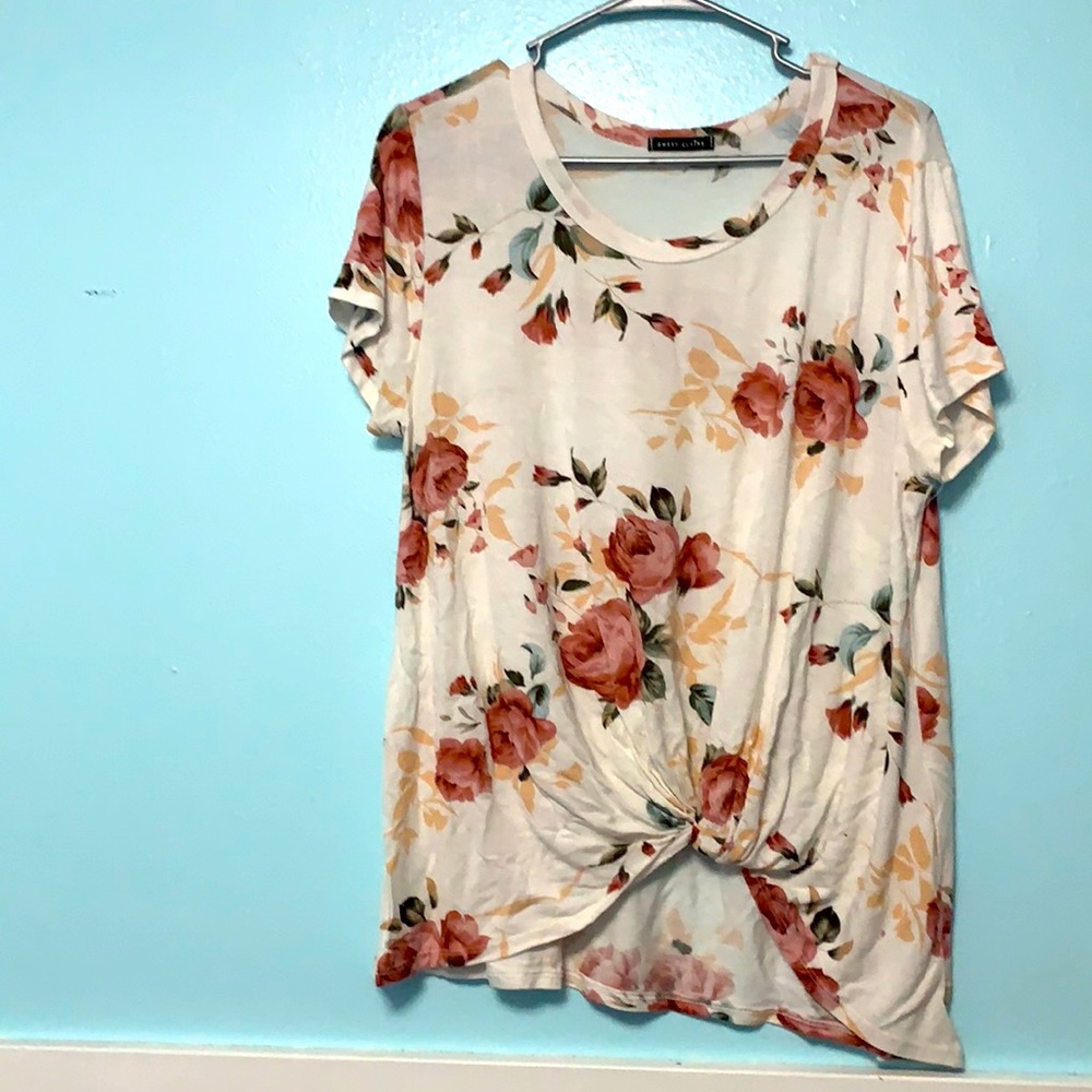 Short sleeved tied bottom Sweet Claire Tee